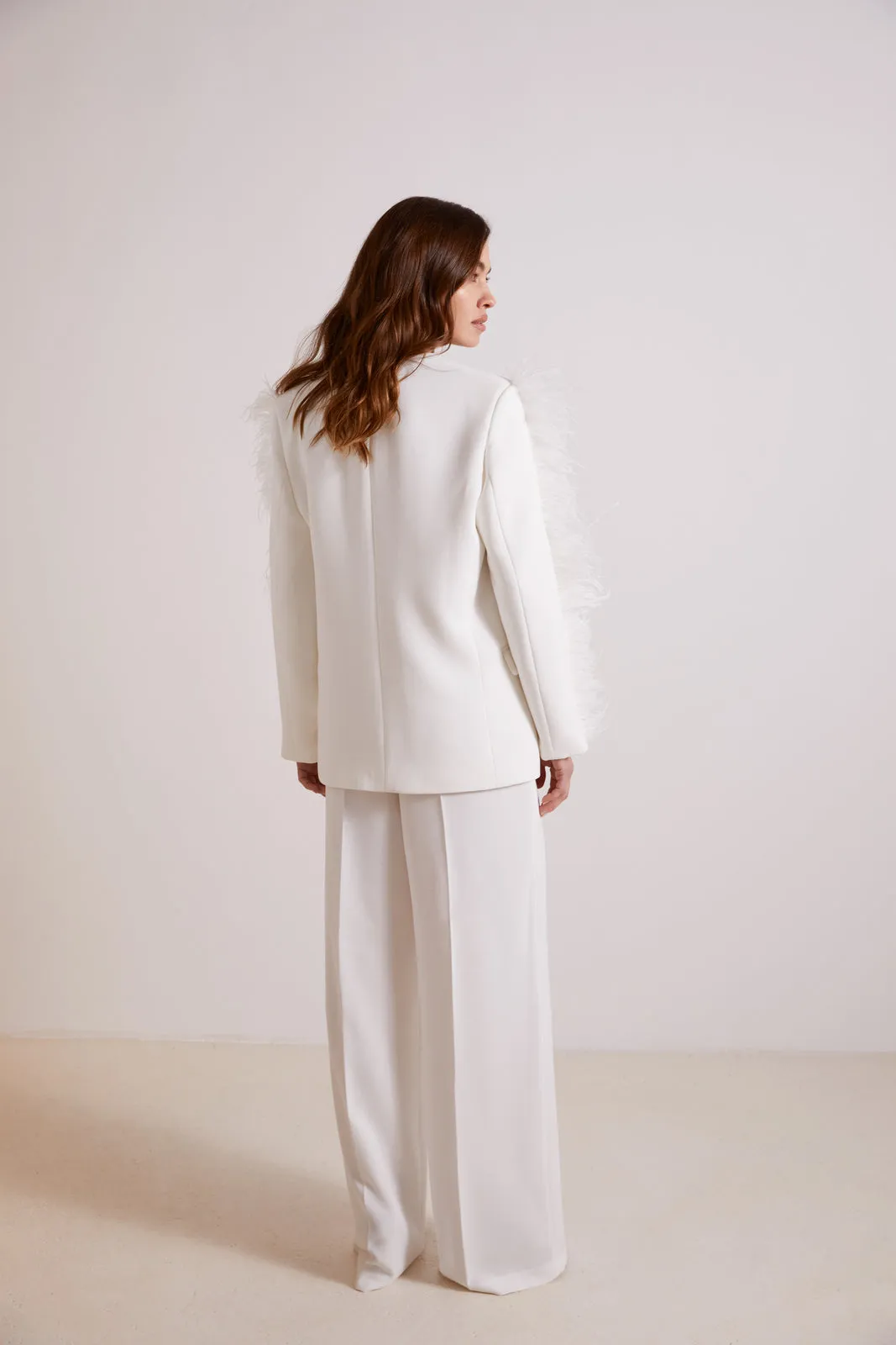 BLAZER BRANCO PLUMAS  NAS MANGAS