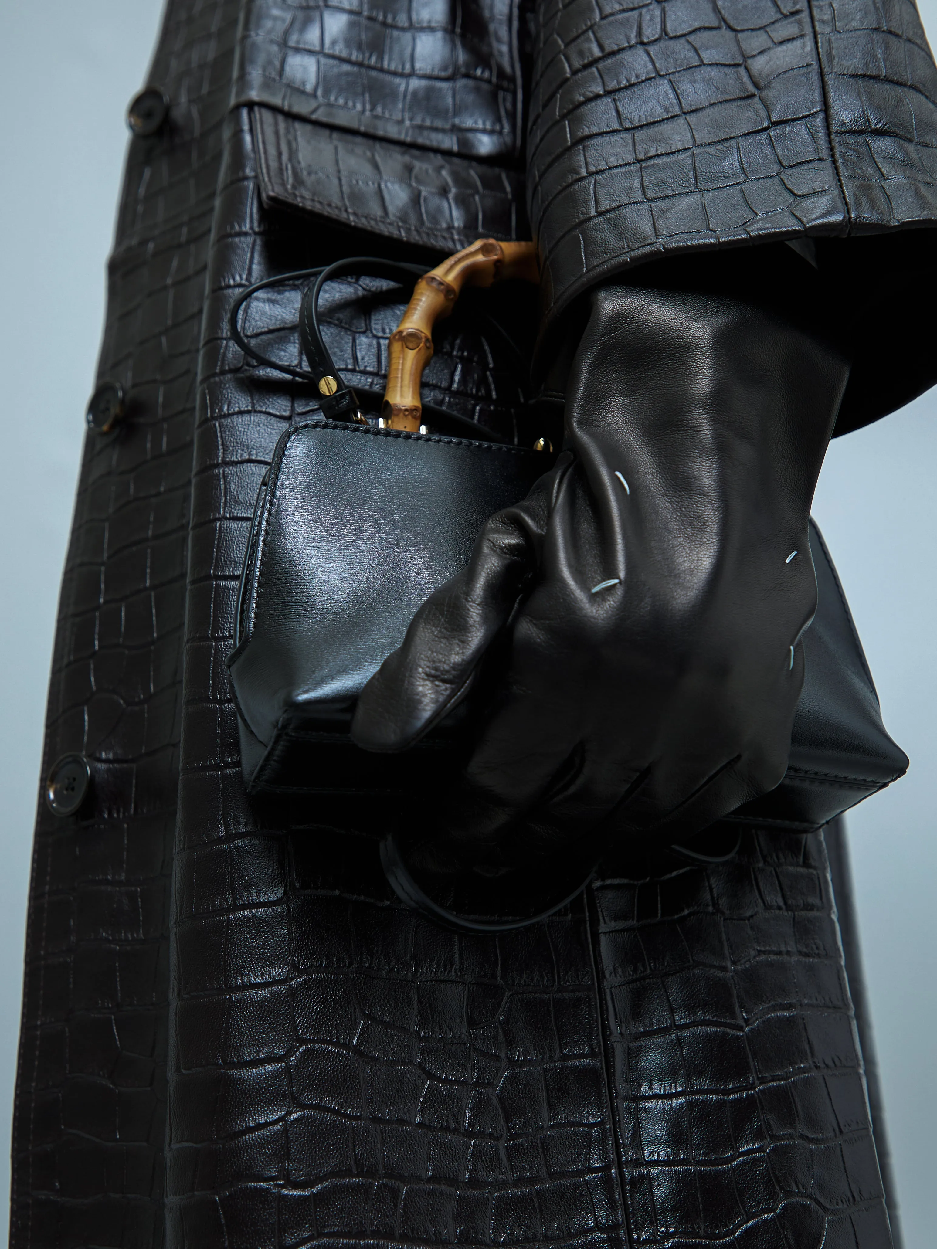 Four Stitches Gloves in Black