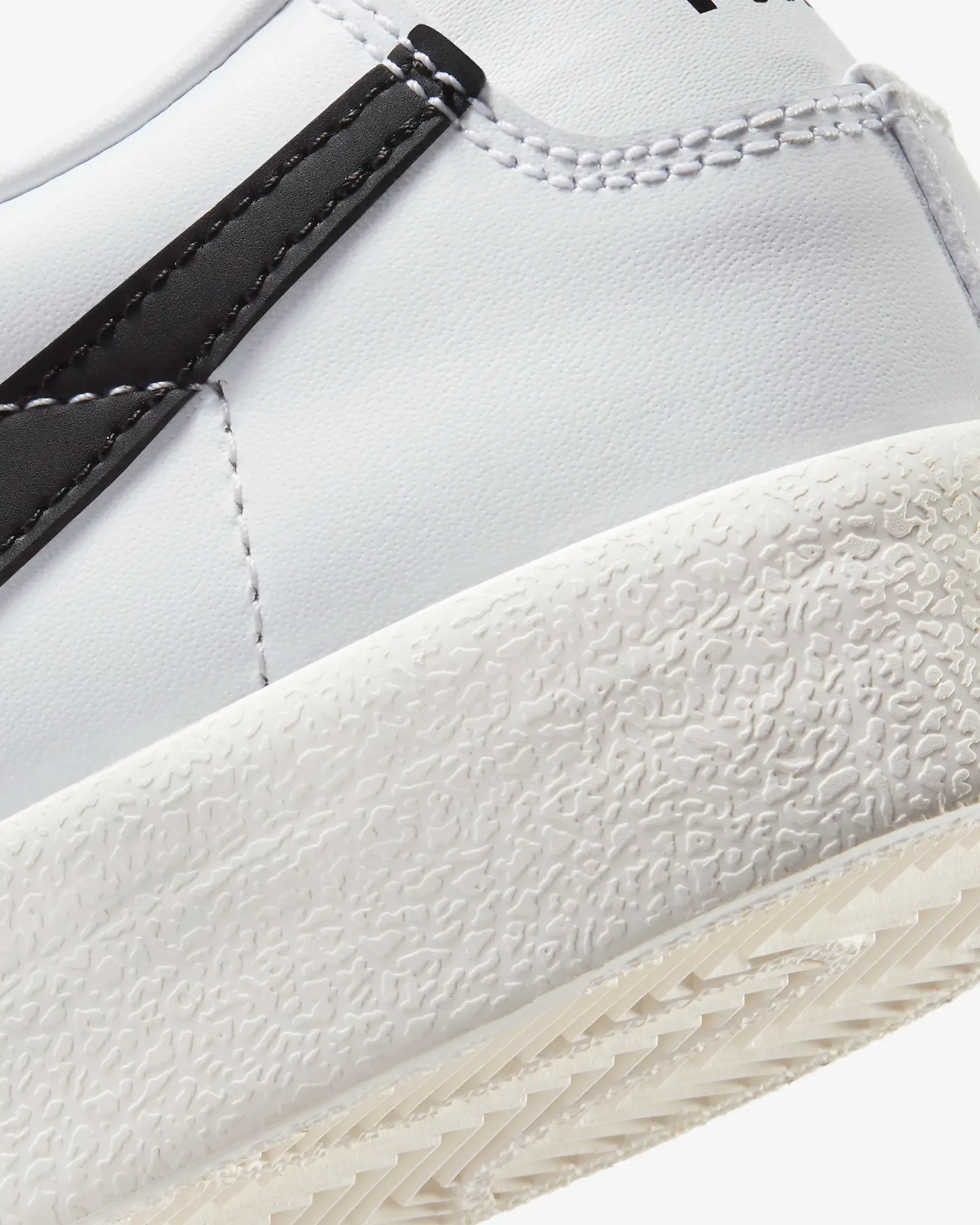 Vintage Nike Mens Blazer Low 77 Shoes - Classic White/Sail/Black Sneakers